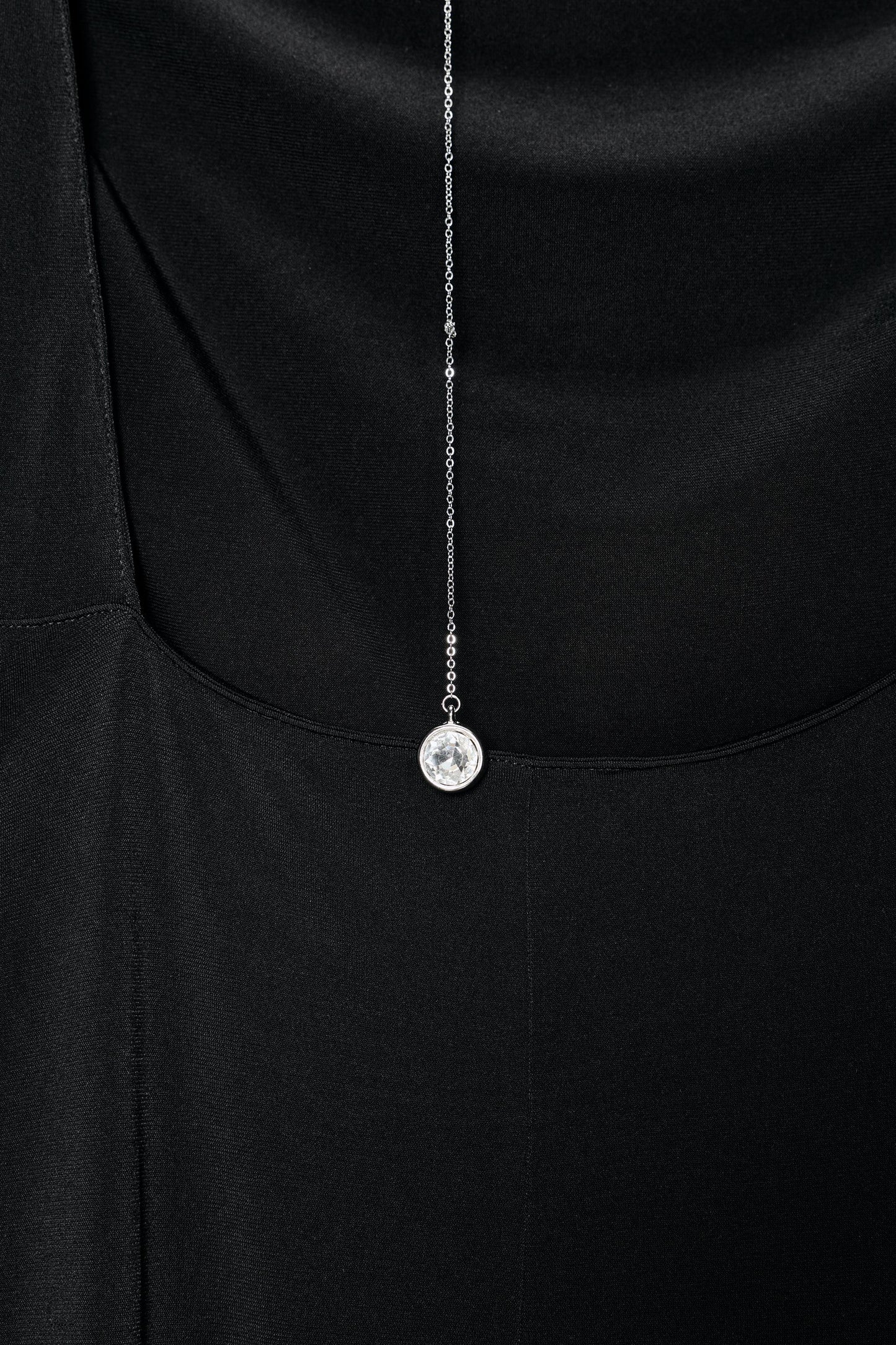 Robe Mi-longue Drapée Et Bijoux Dos